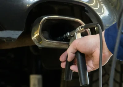 KFZ Prüfer Markus von Dollen prüft Auto
