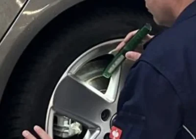 KFZ Prüfer Markus von Dollen prüft Auto