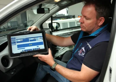 KFZ Prüfer Markus von Dollen prüft Auto