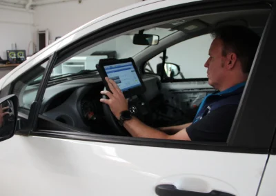 KFZ Prüfer Markus von Dollen prüft Auto