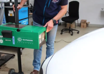 KFZ Prüfer Markus von Dollen prüft Auto